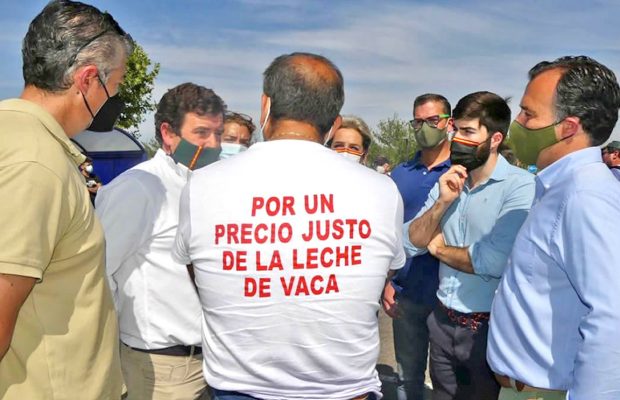 Tres-diputados-nacionales-de-VOX-acuden-a-la-manifestacion-de-ganaderos-de-Talavera-revista-love-talavera