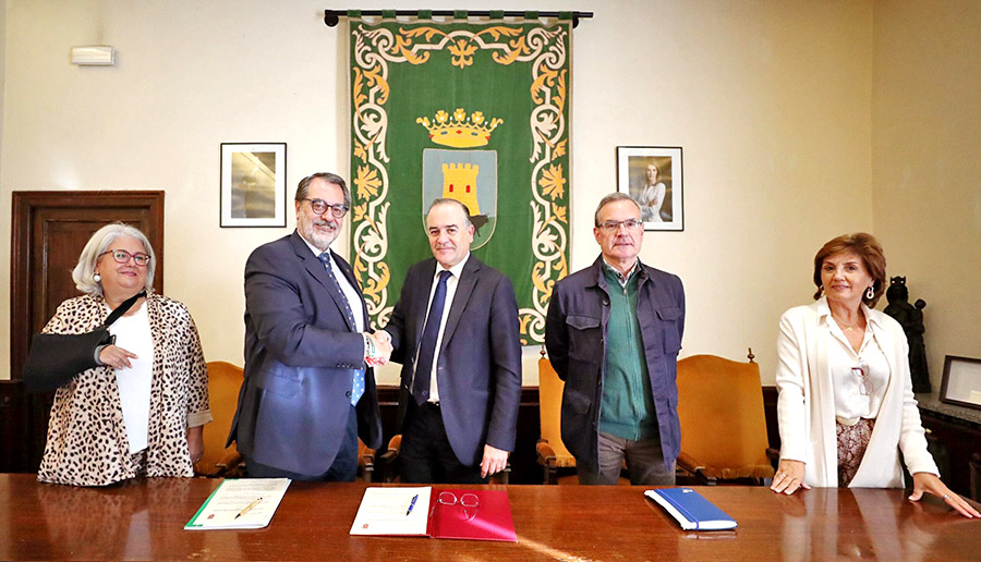 alcalde-talavera-firma-acuerdo-asociacion-cancer-2024