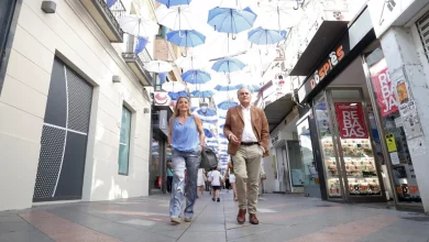 talavera-vuelve-a-llenarse-de-color-con-la-instalacion-de-1-500-paraguas-para-combatir-el-calor-estival