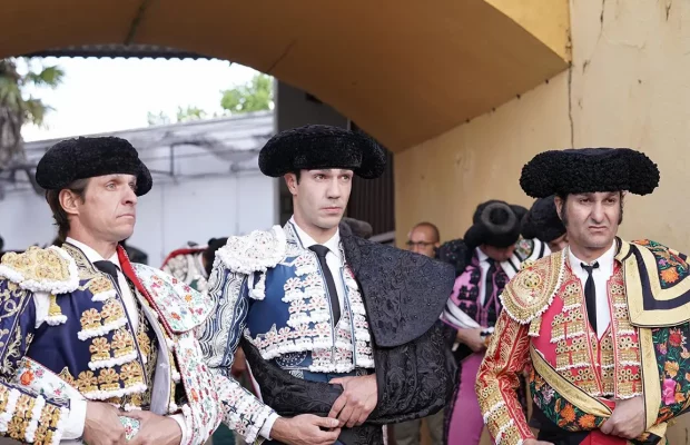 Excelente apertura de tarde en la plaza de toros de Talavera de la Reina con la presencia de El Juli, Tomás Rufo y Morante de la Puebla.